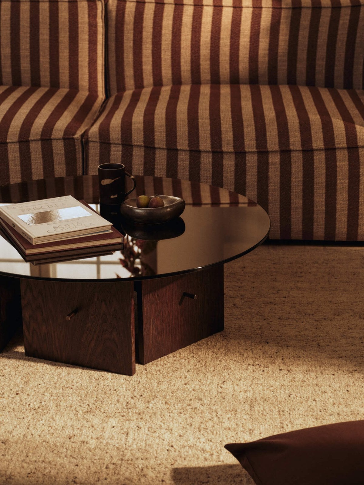 Ferm-Living-Aukko-Soffbord-Tinted-Glass-Dark-Stained-Oak-miljo-1