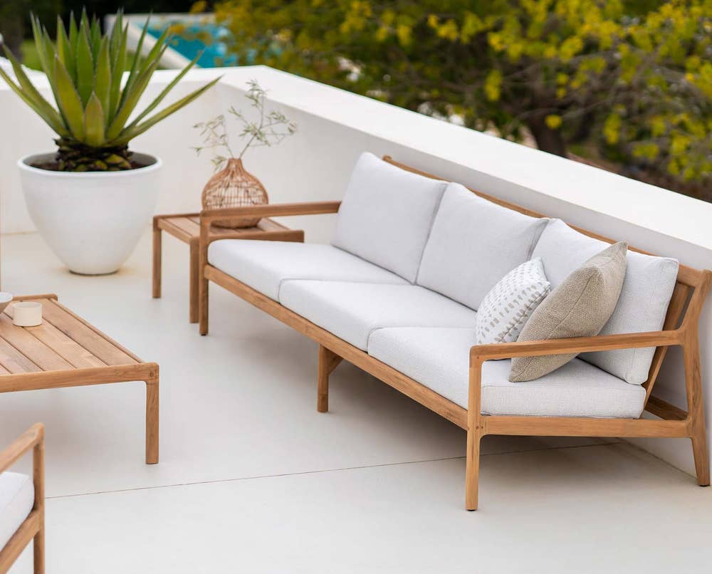 jack-outdoor-sofa-3seater-teak-offwhite-lifestyle-2-ethnicraft.jpg jack-outdoor-sofa-3seater-teak-offwhite-lifestyle-2-ethnicraft