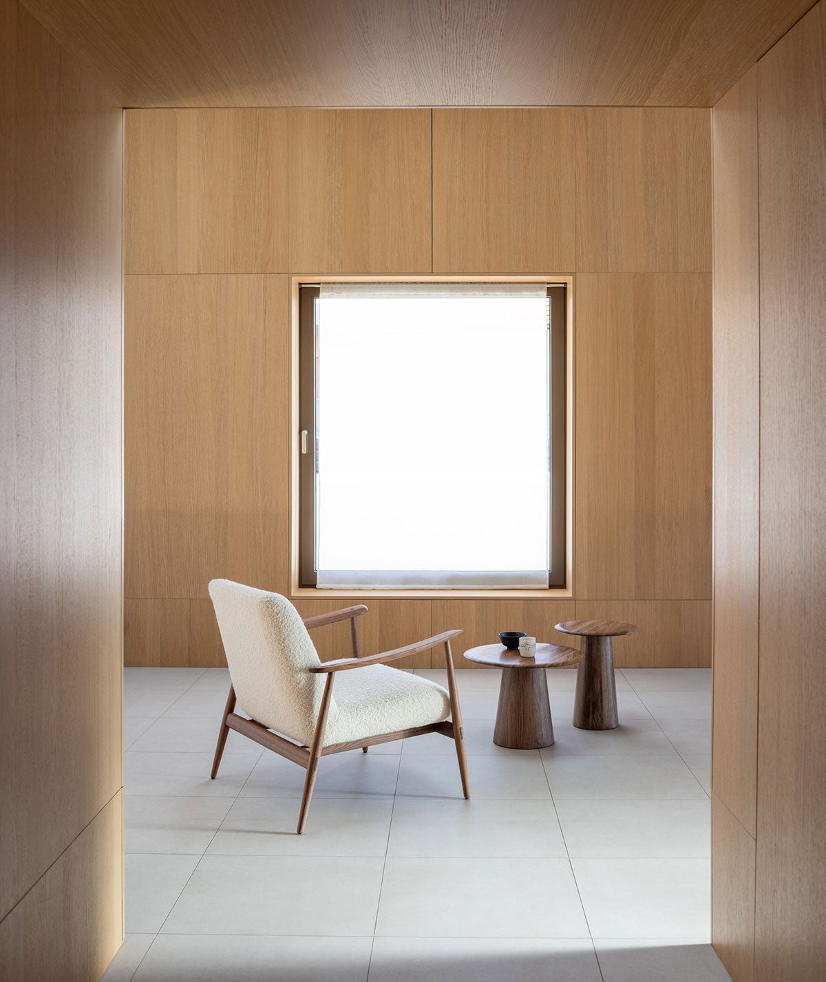 Gazzda-Aska-Lounge-Chair-Walnut-Nimbus-6-Lifestyle