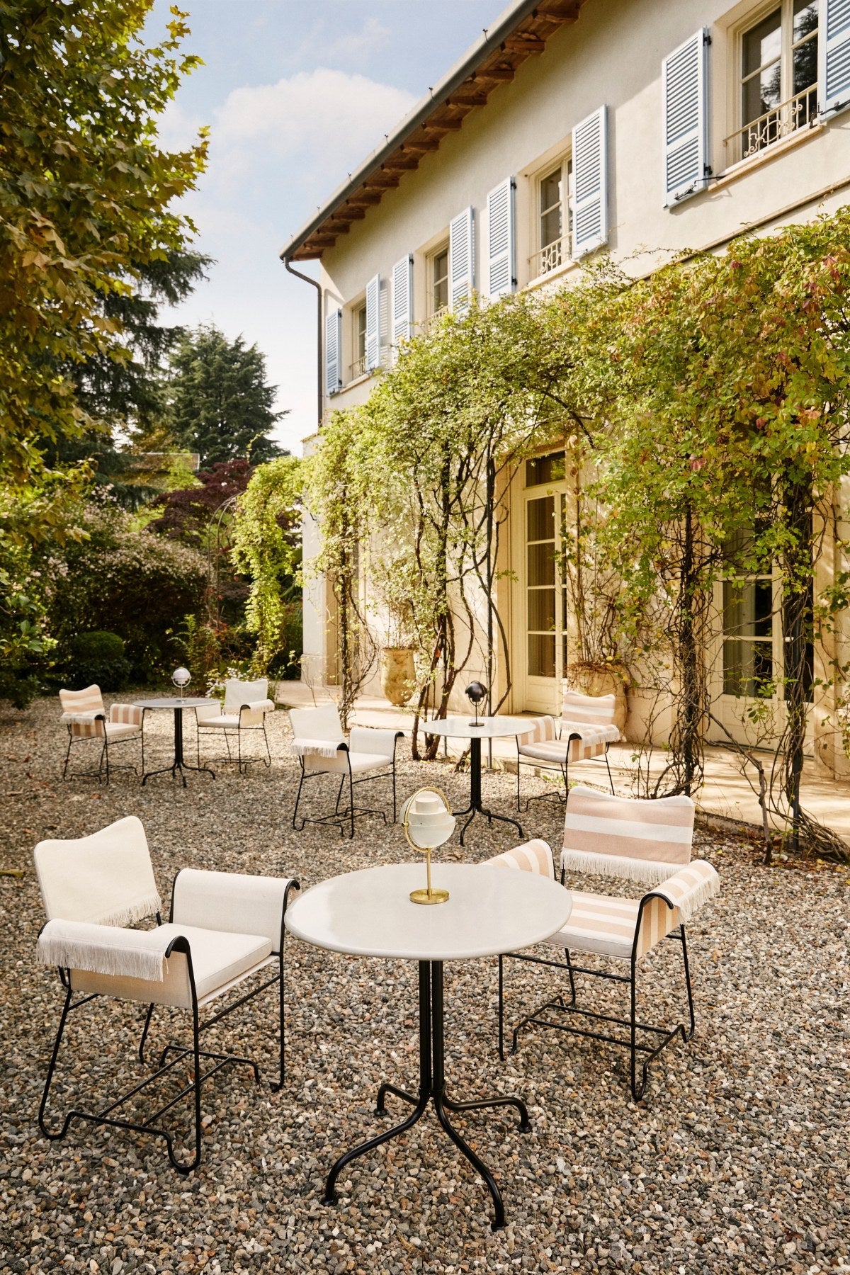 Gubi-Carmel-Bistrobord-miljo-772042585713785