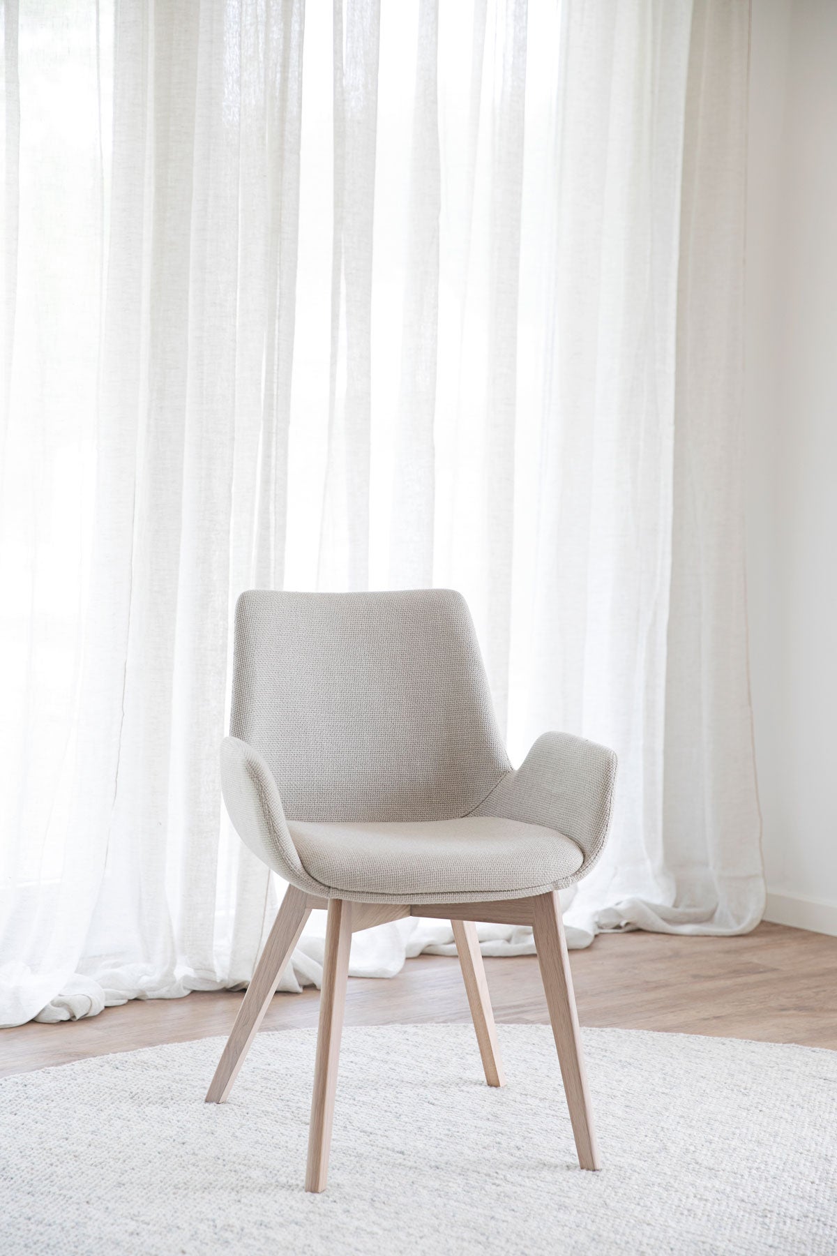 Drimsdale-Karmstol-Beige-Vitpigm-Ek-Miljo