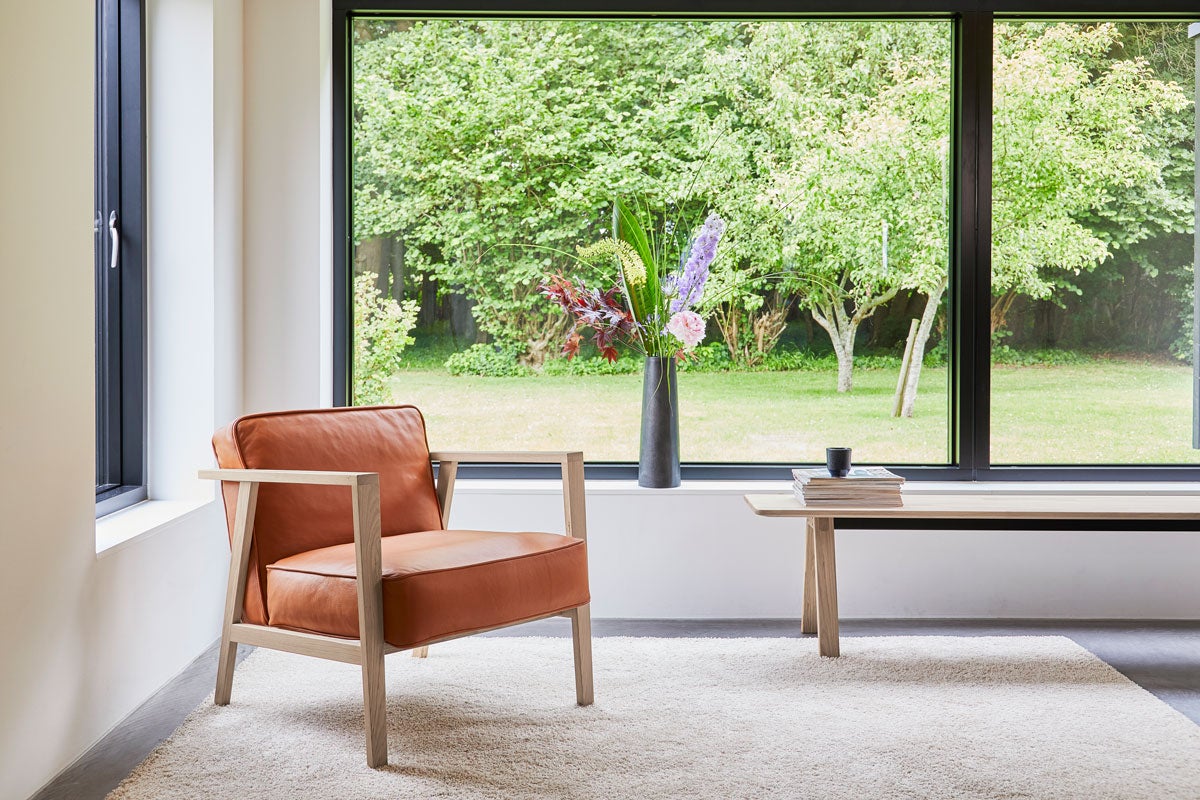 LC1-loungechair-oak-white-matt-lacquer-leather-Sevilla-cognac-S4003_B2-bench-300x40xH45-cm-oak-whitepigm-Andersen-Furniture