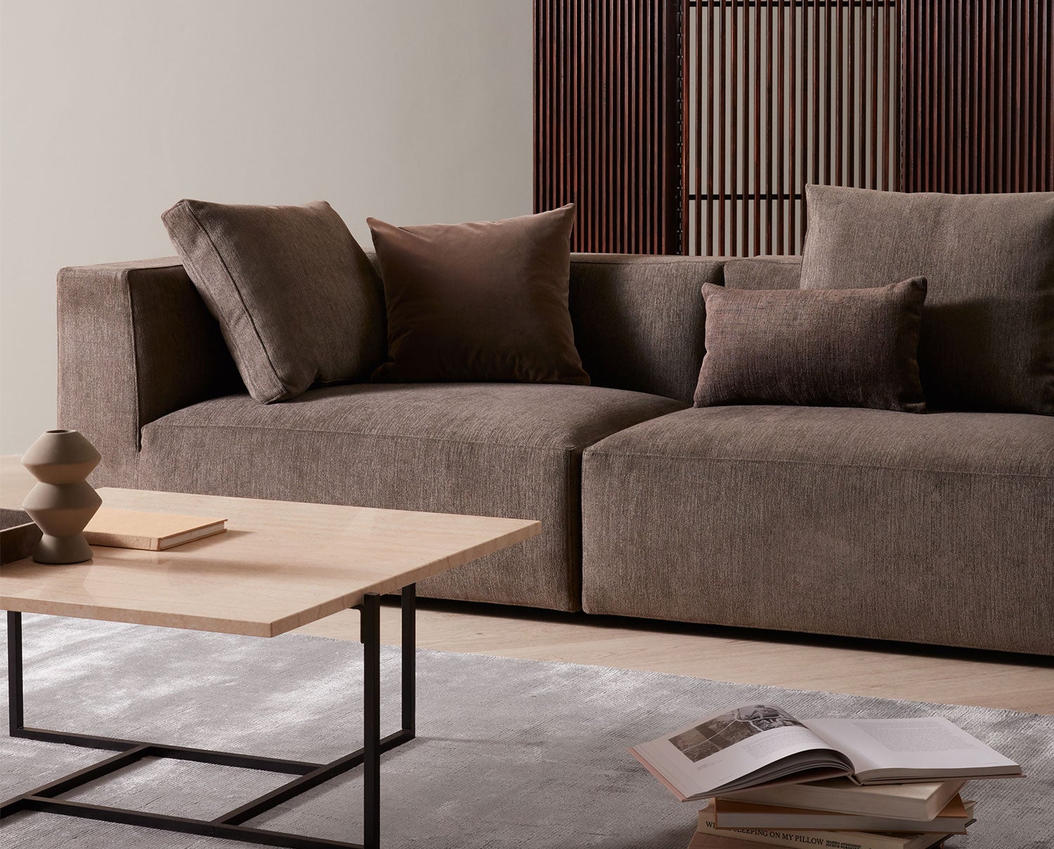 Juul-101-sofa-240x97-cm-Pan-31-and-012-table-112-carpet-ENVIR-2248,-miljobild.jpg