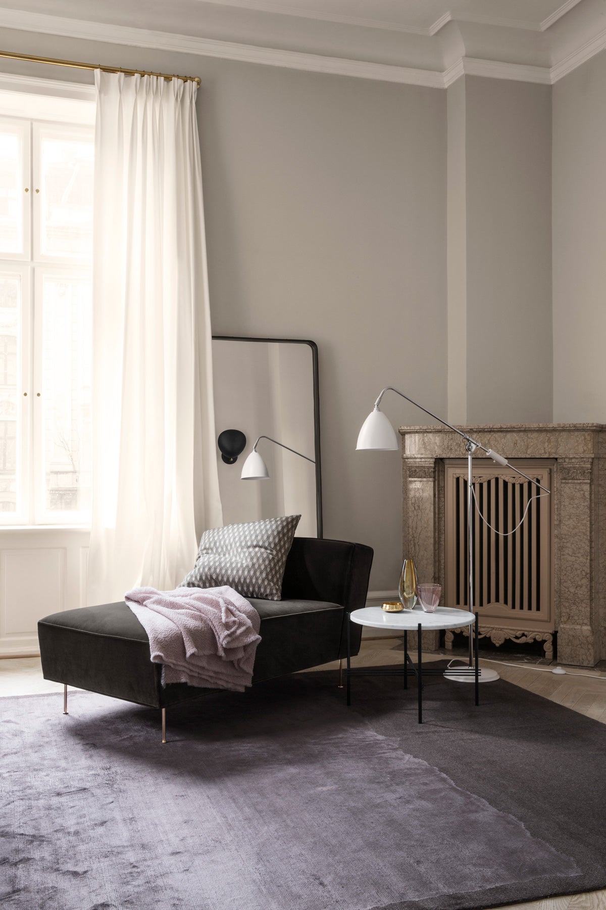 ModernLineChaiseLongue_AdnetWallMirrorRectangular.jpg