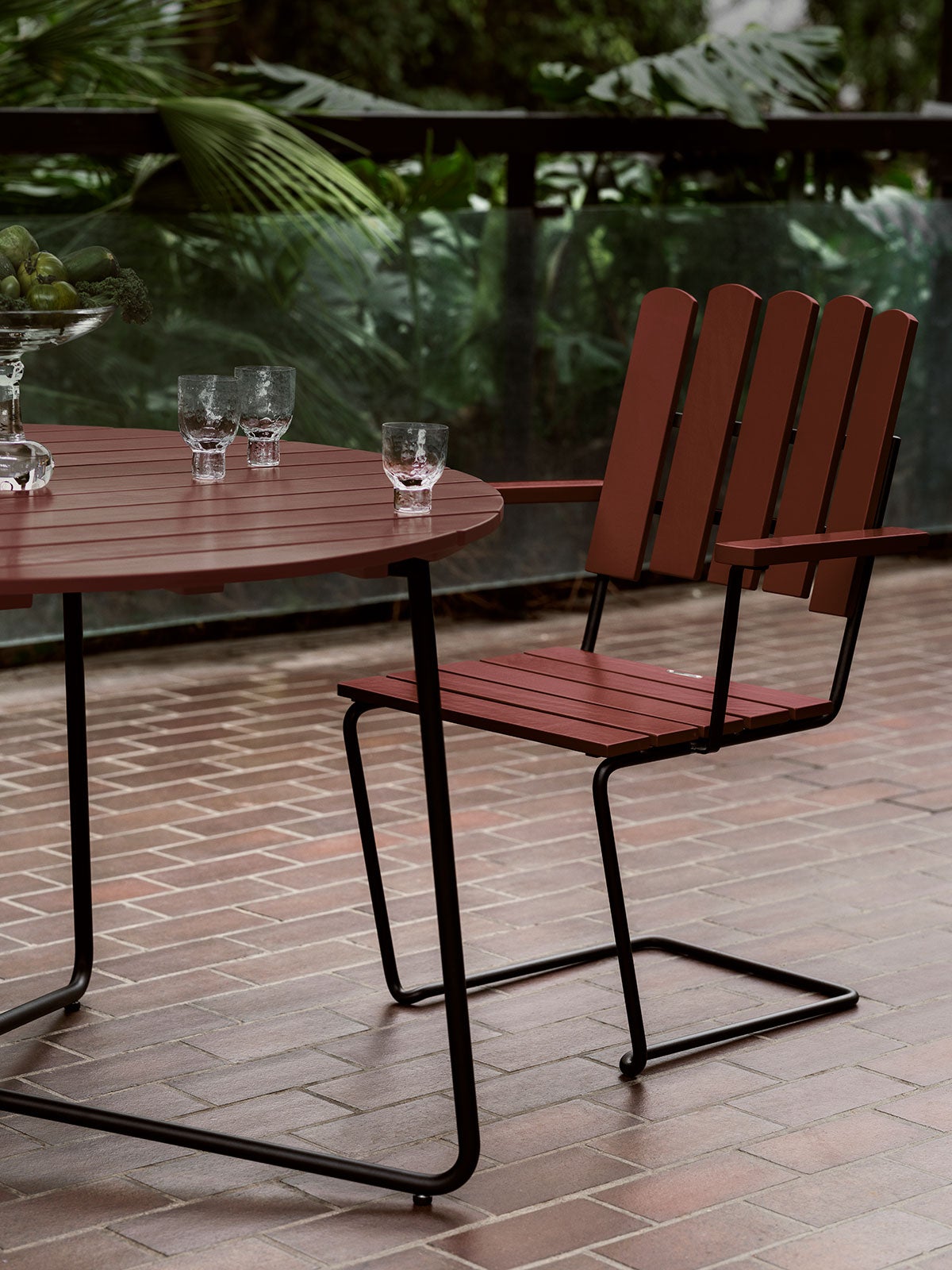 Grythyttan-A2-Chair-Dark-Red-Oak-Black-Lifestyle