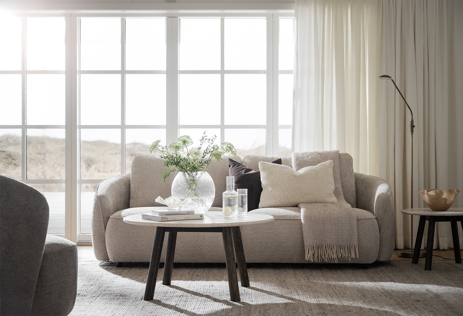 Norris-soffa-3s-Light-beige-anna2-Taransay-soffbord-5