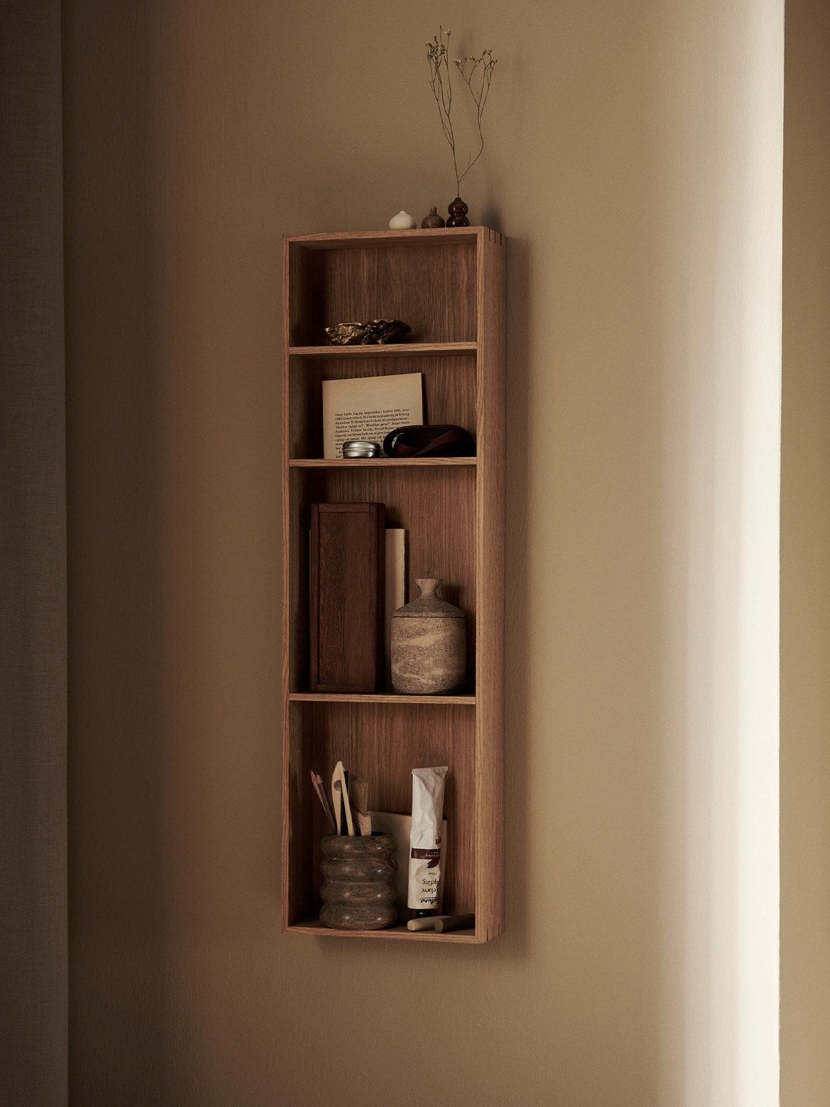 Ferm-Living-Bon-Hylla-80-cm-Oiled-Oak-miljo-1