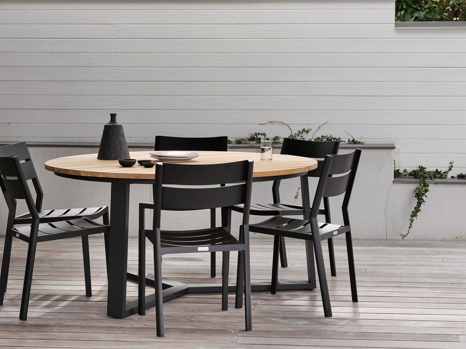 Delia-stol-Svart-Laurion-bord-miljo-02