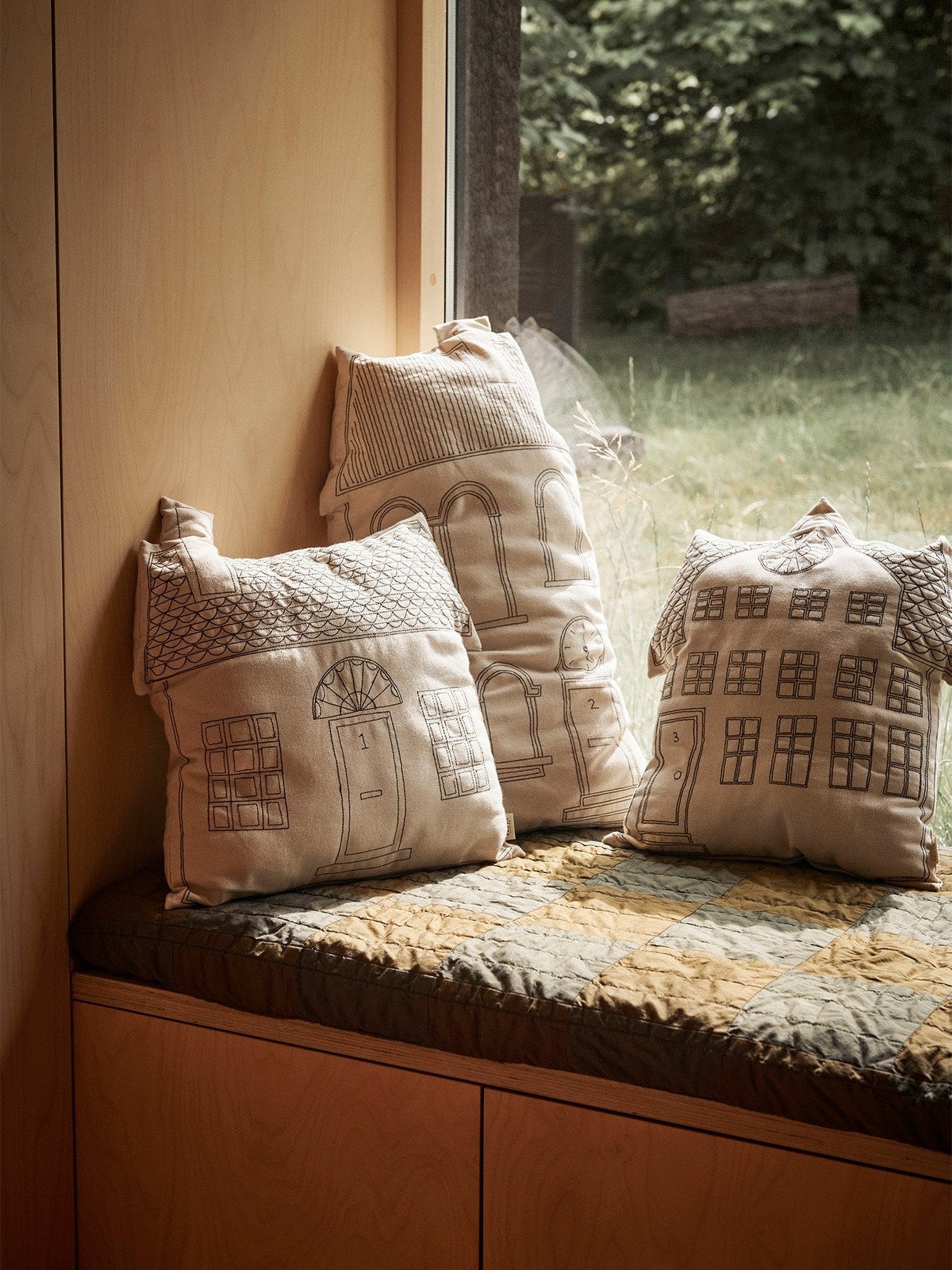 Ferm-Living-Abode-Kudde-Tall-Clock-miljo-1