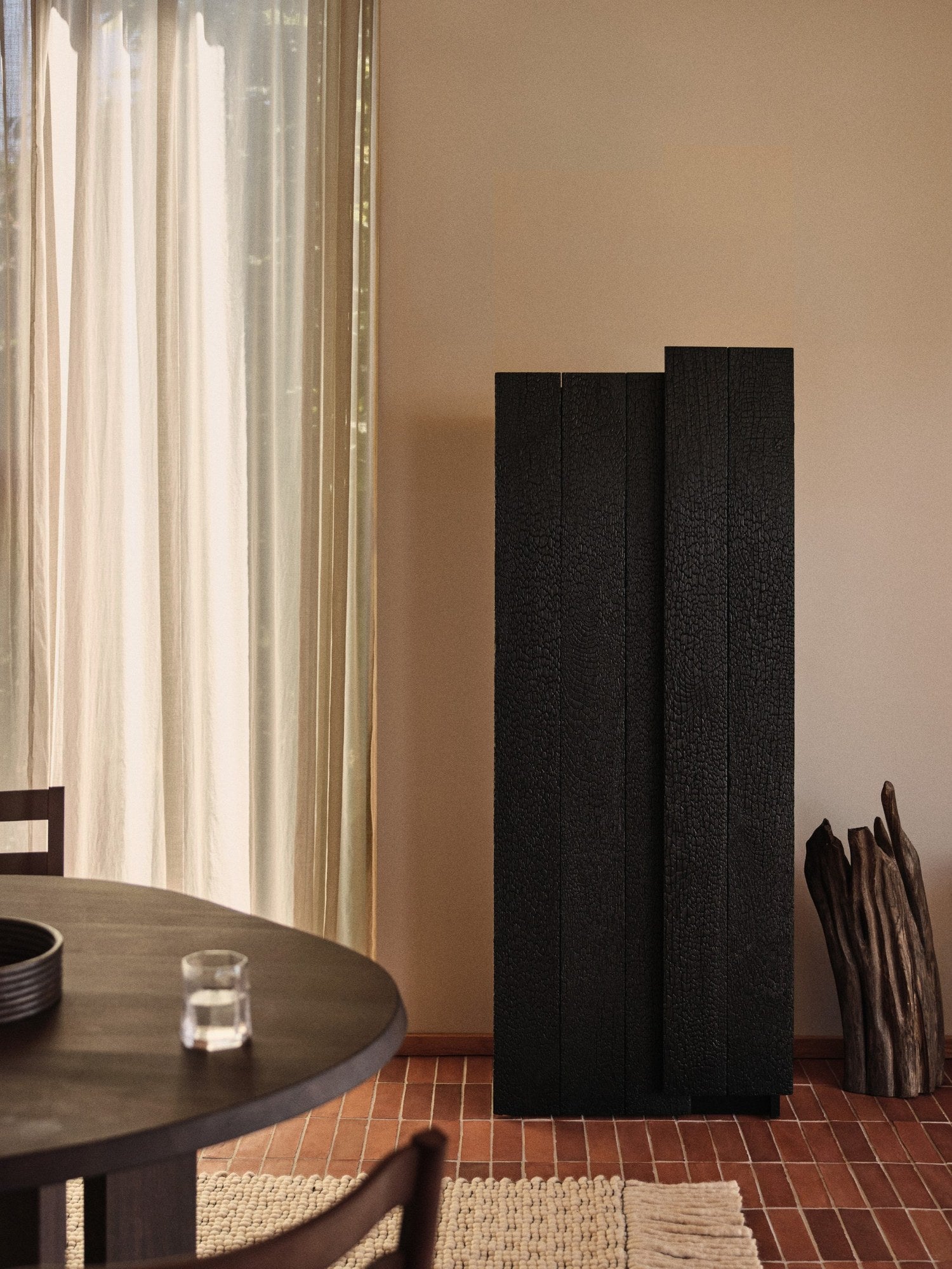 Ferm-Living-Koh-Standing-Cabinet-Black-miljo-1