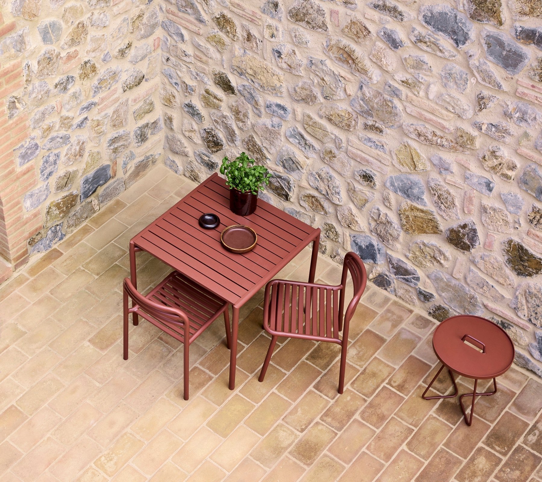 Cane-line-miljo-Bliss_table_cafe_desert_red_6810_628d2f58-b21b-4b3a-bbee-39a12cf7799b