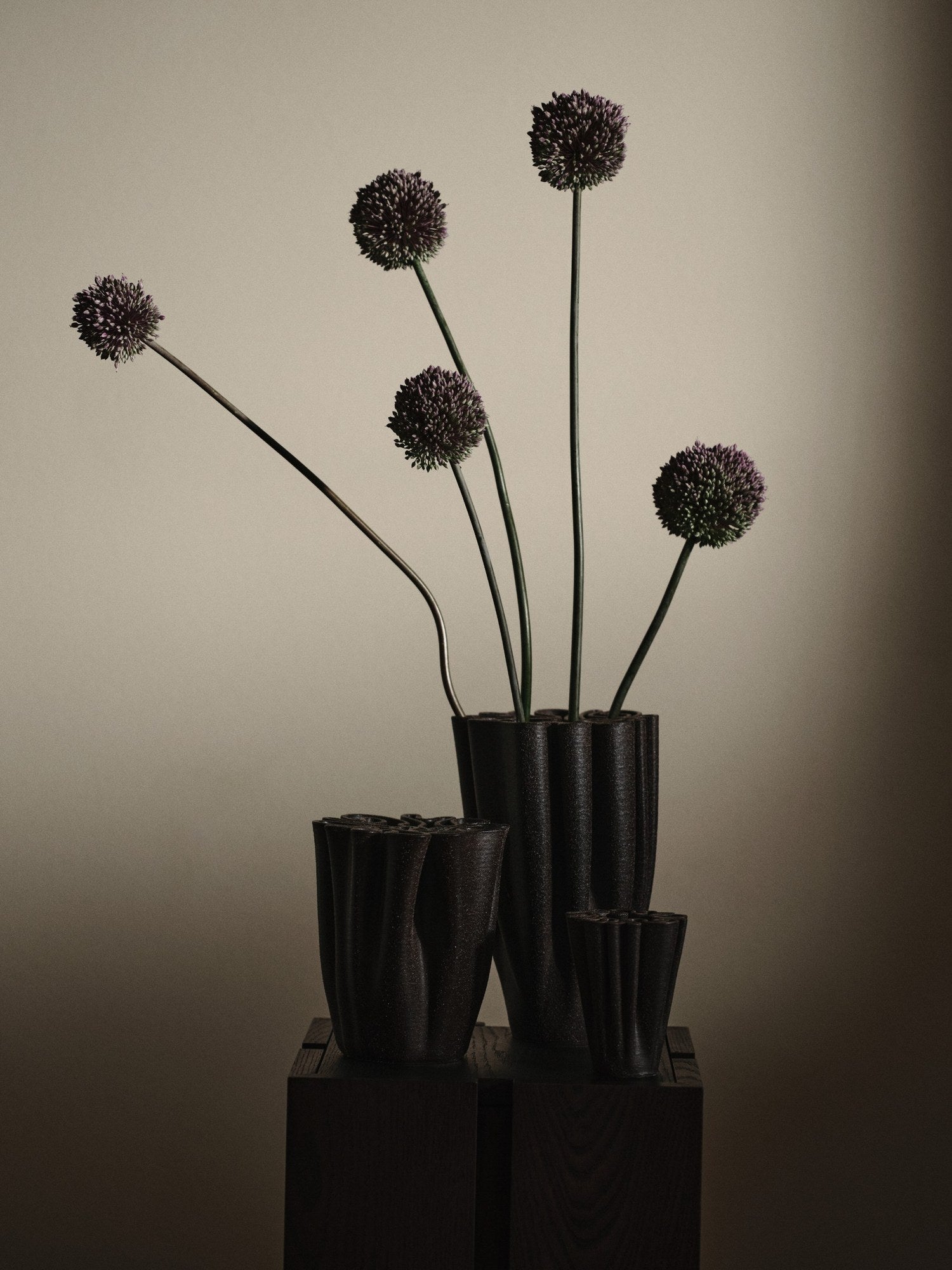 Ferm-Living-Dedali-Vase-H11-Dark-Brown-miljo-1