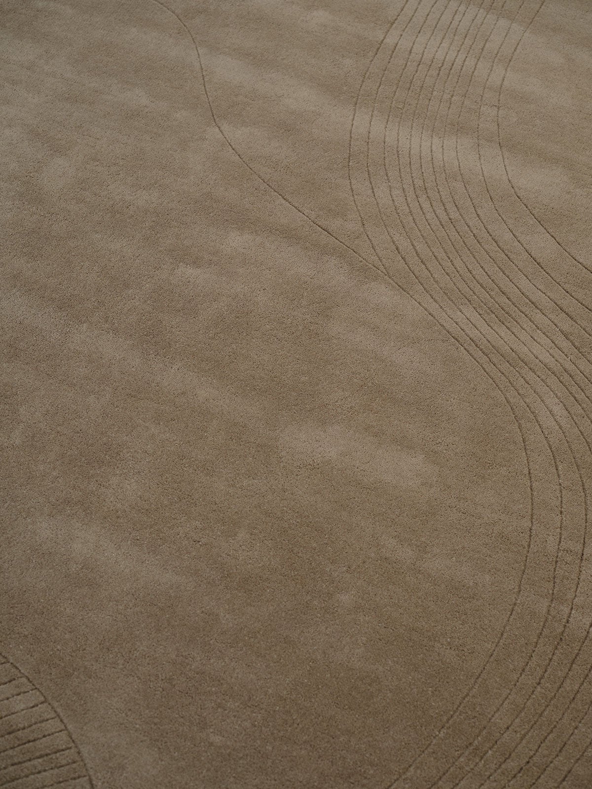 Linie-Design-Fluid-Arc-Rug-Earth-Detail